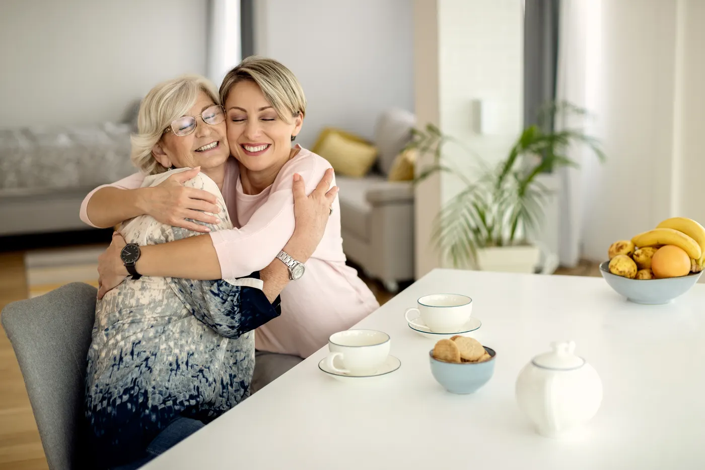 Ein altes Familienfoto einer Mutter, restauriert, koloriert und zum Leben erweckt